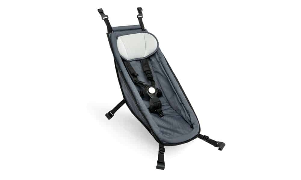 Entdecken Sie den gemütlichen Babysitz von Croozer, ideal für Kinderanhänger. Sicherer Halt und bequeme Polsterung