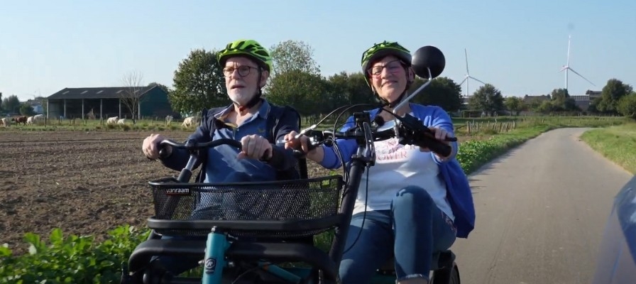 Das Bild zeigt ein älteres Ehepaar auf einem vanRaam Fun2Go