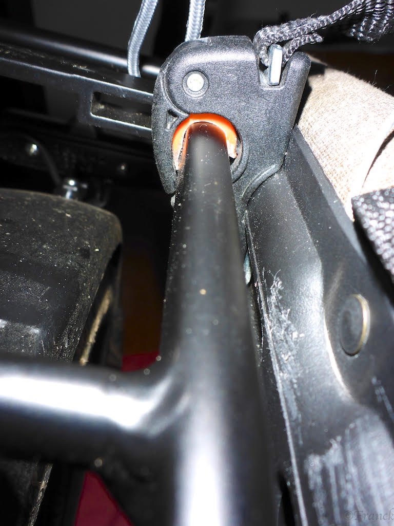 Hochwertiges Detail eines E-Bike Gepäckträgers mit robustem Befestigungssystem. Ideal für sicheres Transportieren a