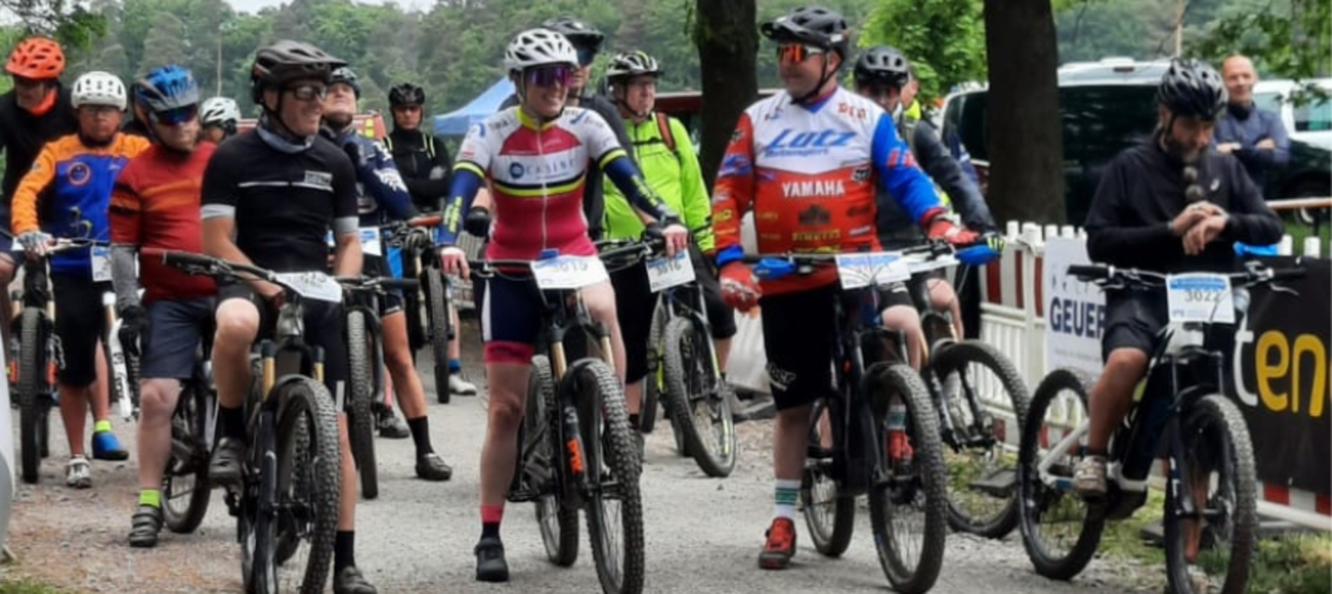 Das Bild zeigt eine Gruppe von Radfahrern, die auf Mountainbikes am MBT-Marathon in St. Wendel teilnehmen.