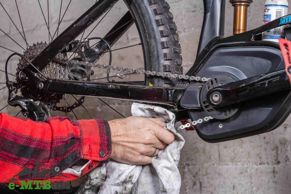 Effektive Kettenpflege für Ihr E-Bike. Sorgen Sie mit der richtigen Reinigung für eine längere Lebensdauer und bess