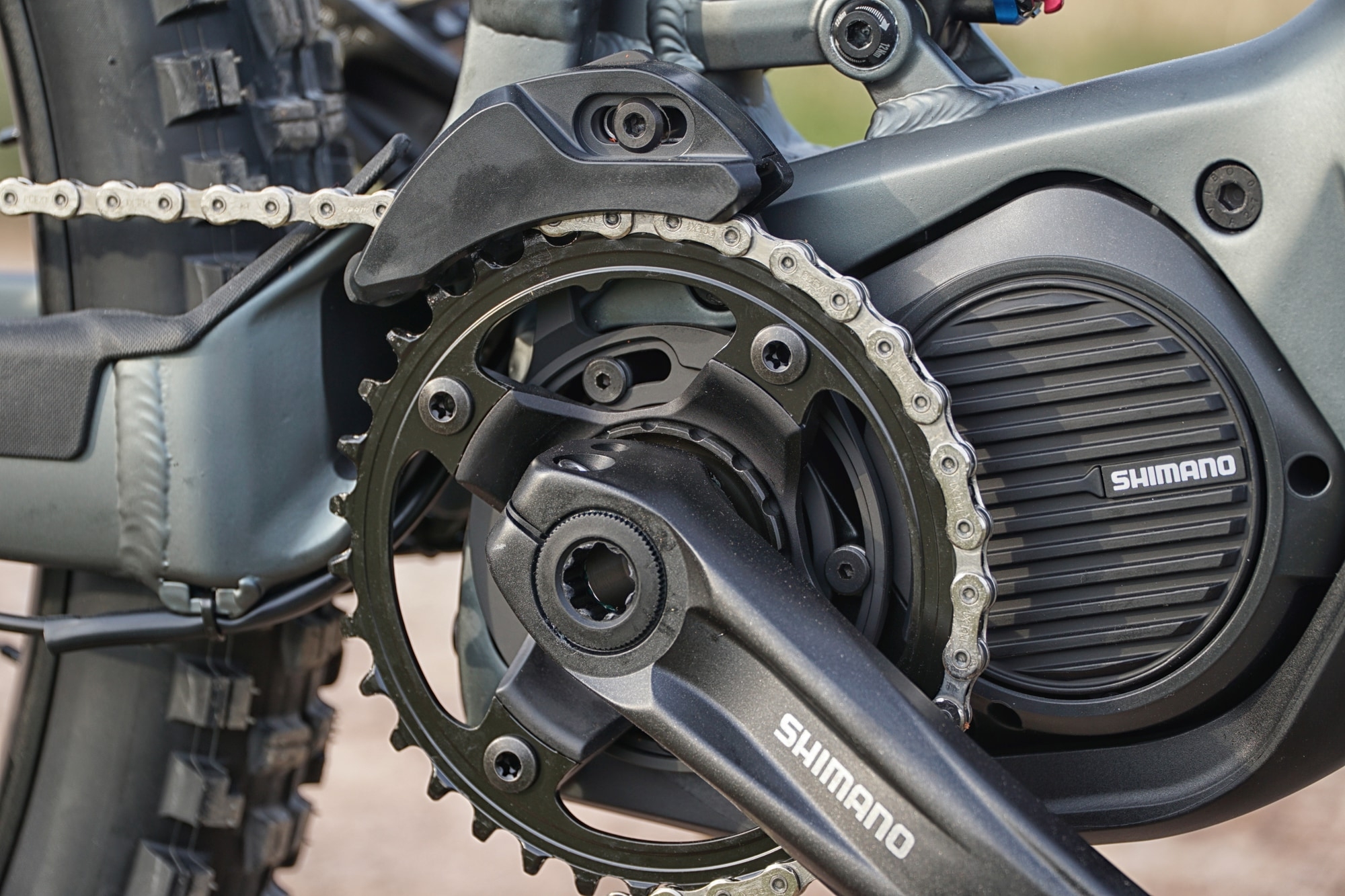 Entdecken Sie den leistungsstarken Shimano E8000 Antrieb, perfekt für das Focus Sam² Pro E-Bike. Zuverlässig und ef