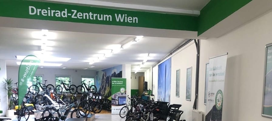 Innenansicht des Dreirad-Zentrums Wien mit verschiedenen Fahrrädern
