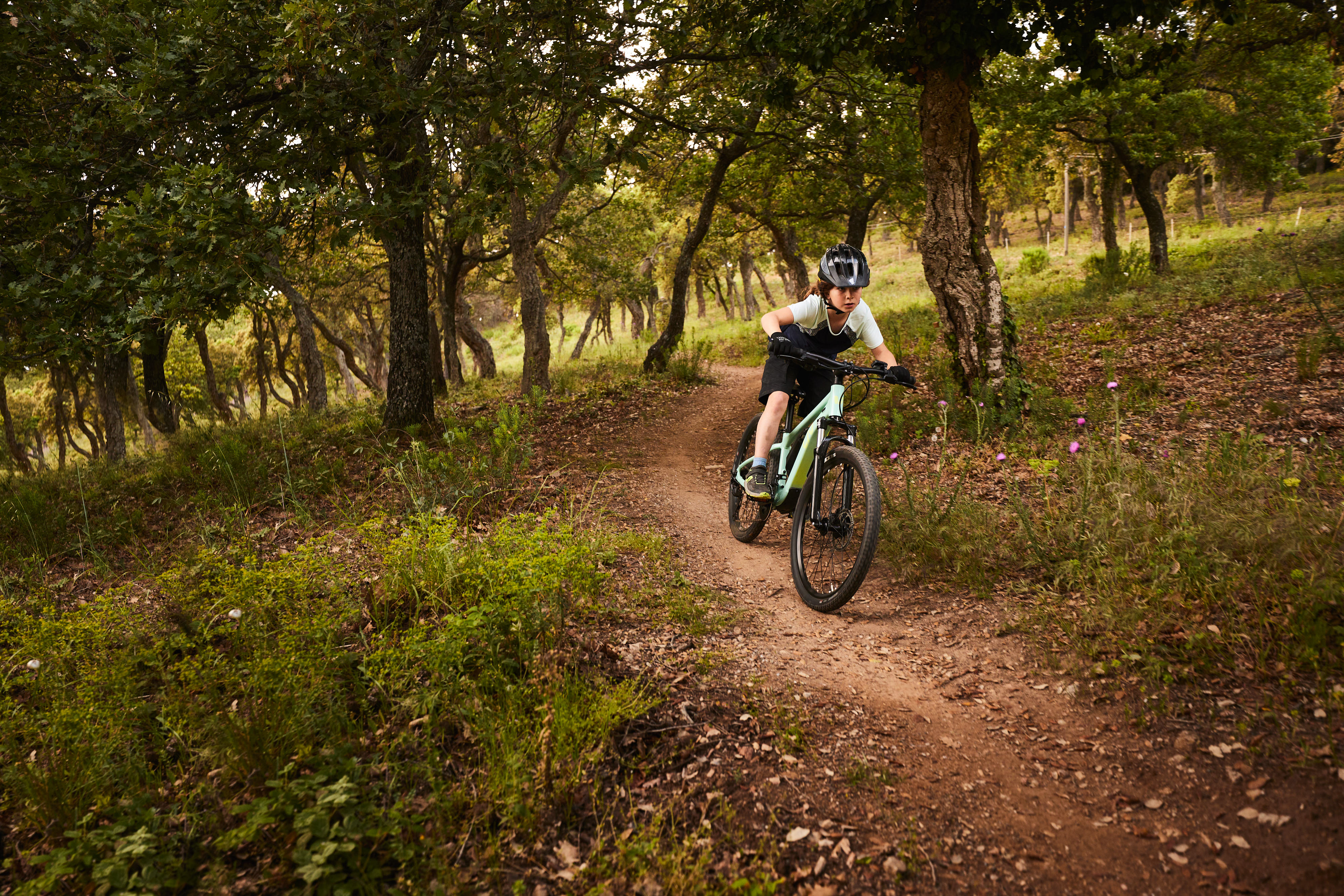 Das Bild zeigt ein Kind auf einem Liv Tempt E+ jr