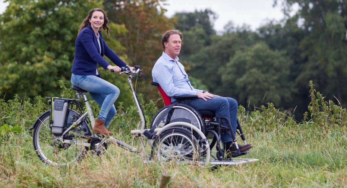 Spezialdreiräder sind Dreiräder für Erwachsene, die auf besondere Bedürfnisse ausgelegt sind, dies ist ein Dreirad auf dem vorne noch ein Rollstuhl integriert werden kann.