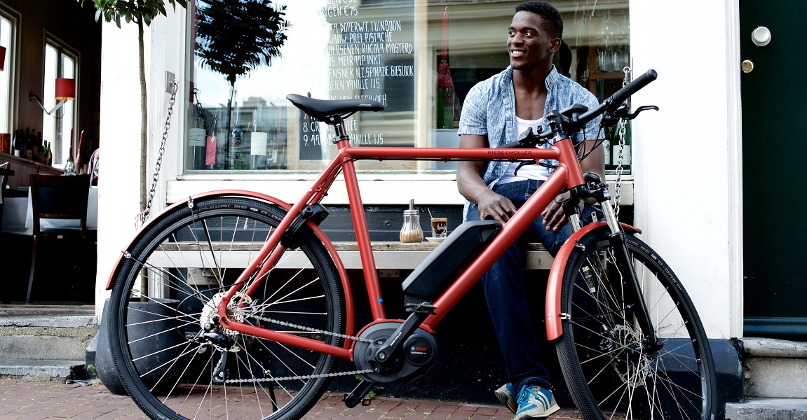 Das Roadster von Riese und Müller ist der ideale Begleiter in der Stadt, angetrieben wird das e-Bike von einem Bosch Pedelec-Antrieb.