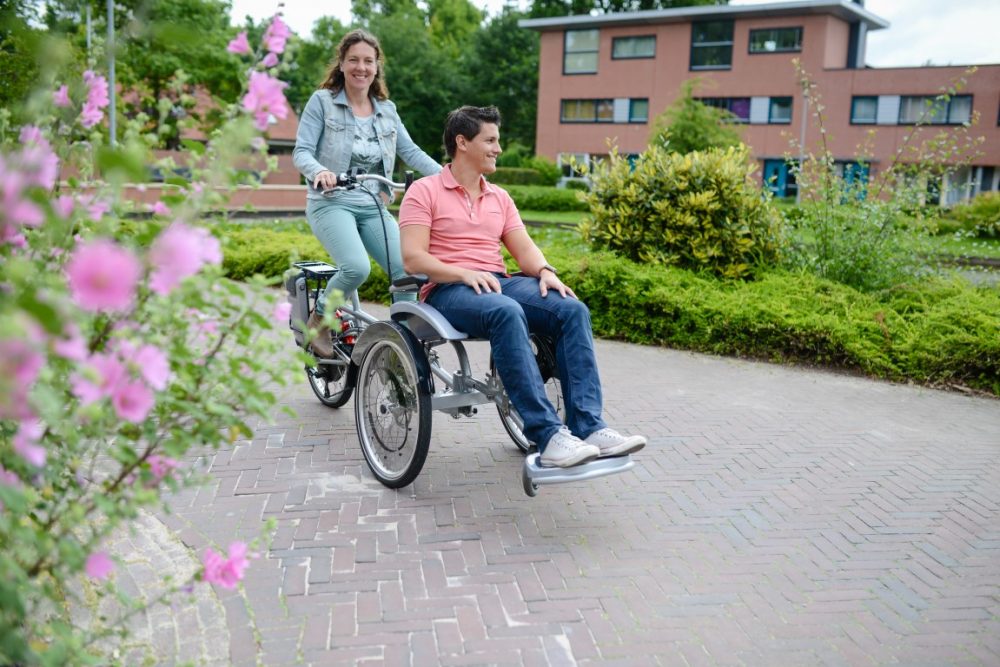 Das Spezialdreirad Opair von van Raam wurde speziell für Rollstuhlfahrer konzipiert, die vor dem Fahrer Platz nehmen können.