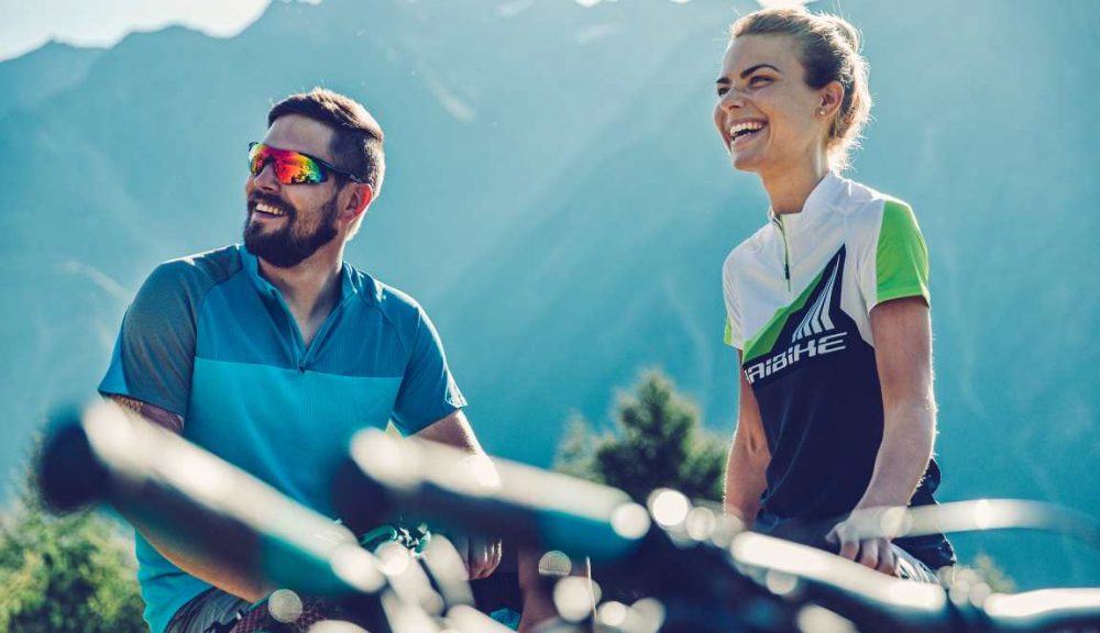 Dieses Paar hat seine e-Bikes mit auf eine Tour in die Berge genommen
